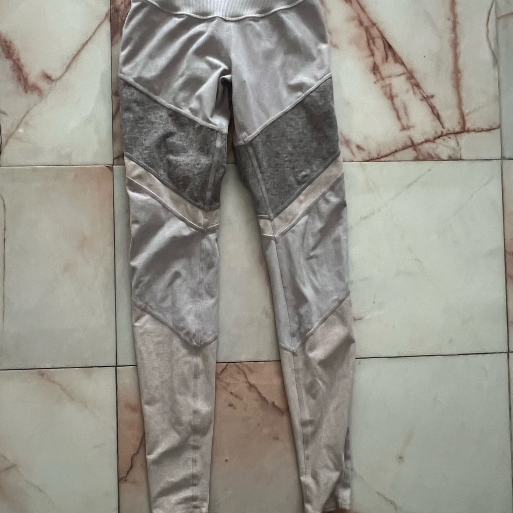 ALO Yoga Gray and Cream Leggings with Modern Colorblock Design A038 - Picture 3 of 6